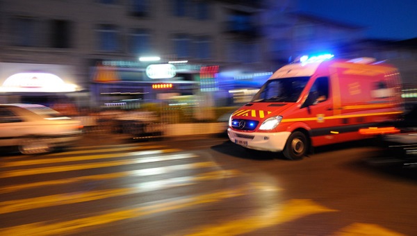 Nivel de ruido alto de la sirena de una ambulancia